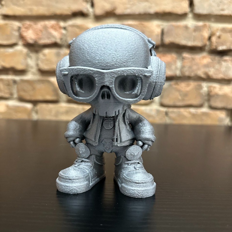 Figurka 3D Street Skull Gamer – czaszka w okularach i słuchawkach